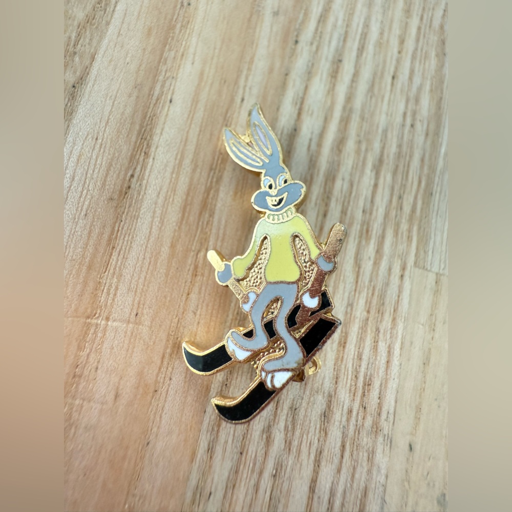 Vintage Warner brothers looney tunes skiing bugs bunny pin